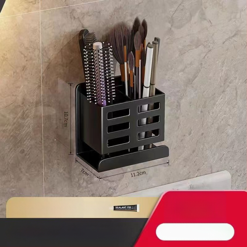 Vonios kambario šukų lentynėlė, tualetas be skylių, prie sienos tvirtinamas tualetas, kosmetinis skustuvas, dantų šepetėlis, dantų pastos laikymo cilindras