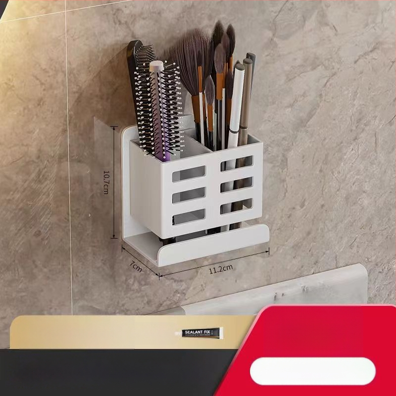 Vonios kambario šukų lentynėlė, tualetas be skylių, prie sienos tvirtinamas tualetas, kosmetinis skustuvas, dantų šepetėlis, dantų pastos laikymo cilindras