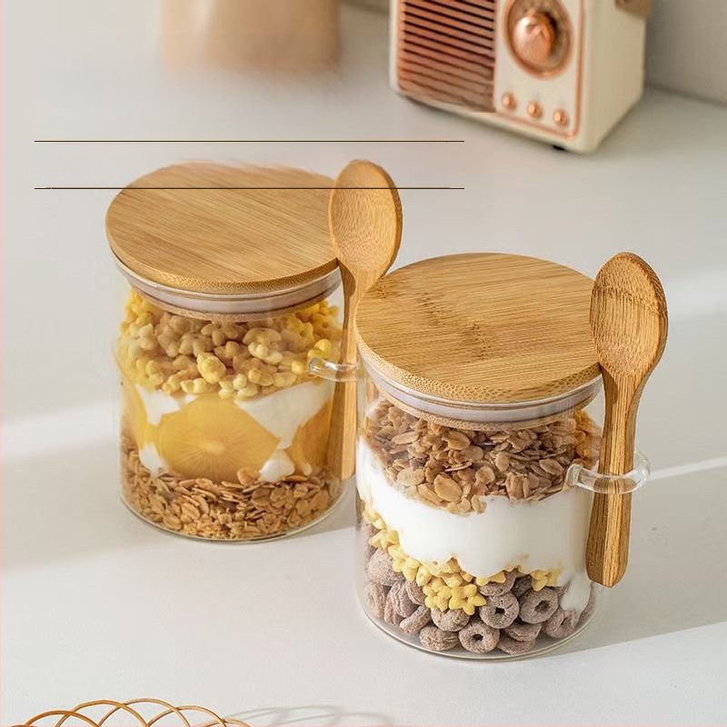 Aukšto borosilikatinio stiklo tiesus cilindras su šaukštu sandariu stiklainiu Buitinis arbatos stiklainis su šaukštu Druskos stiklainis Cukraus stiklainis Paprastas laikymo stiklainis