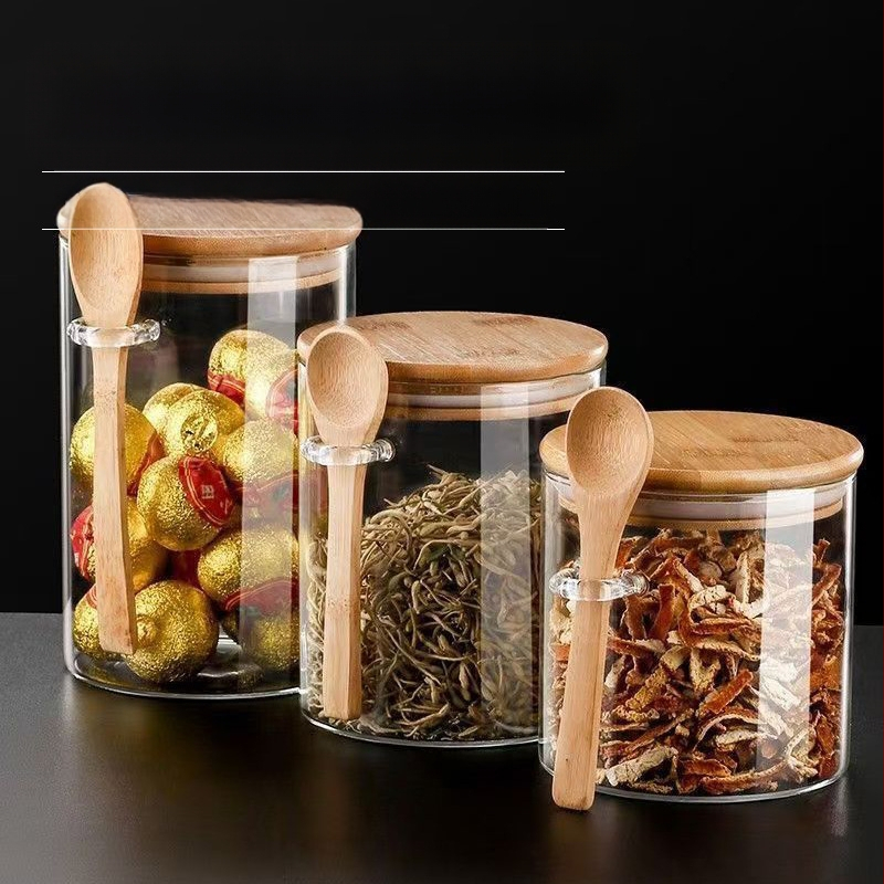 Aukšto borosilikatinio stiklo tiesus cilindras su šaukštu sandariu stiklainiu Buitinis arbatos stiklainis su šaukštu Druskos stiklainis Cukraus stiklainis Paprastas laikymo stiklainis