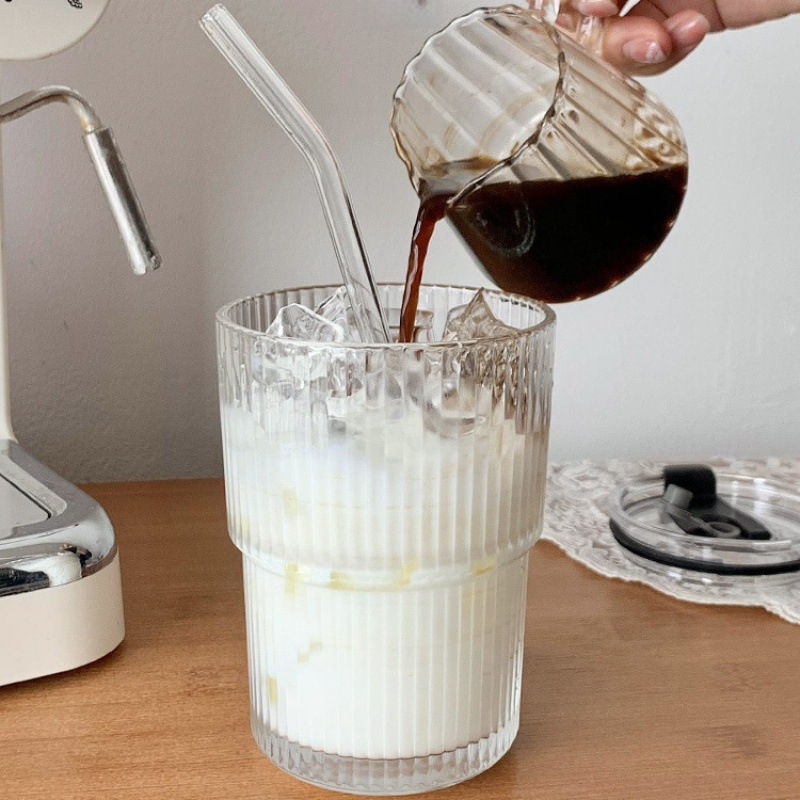 Vertikaalse triibuga klaasist kohvitass kaane ja õlgedega veetopsiga majapidamises kasutatav kõrge värviväärtusega bambusest tass Latte piimatopsi hulgimüük