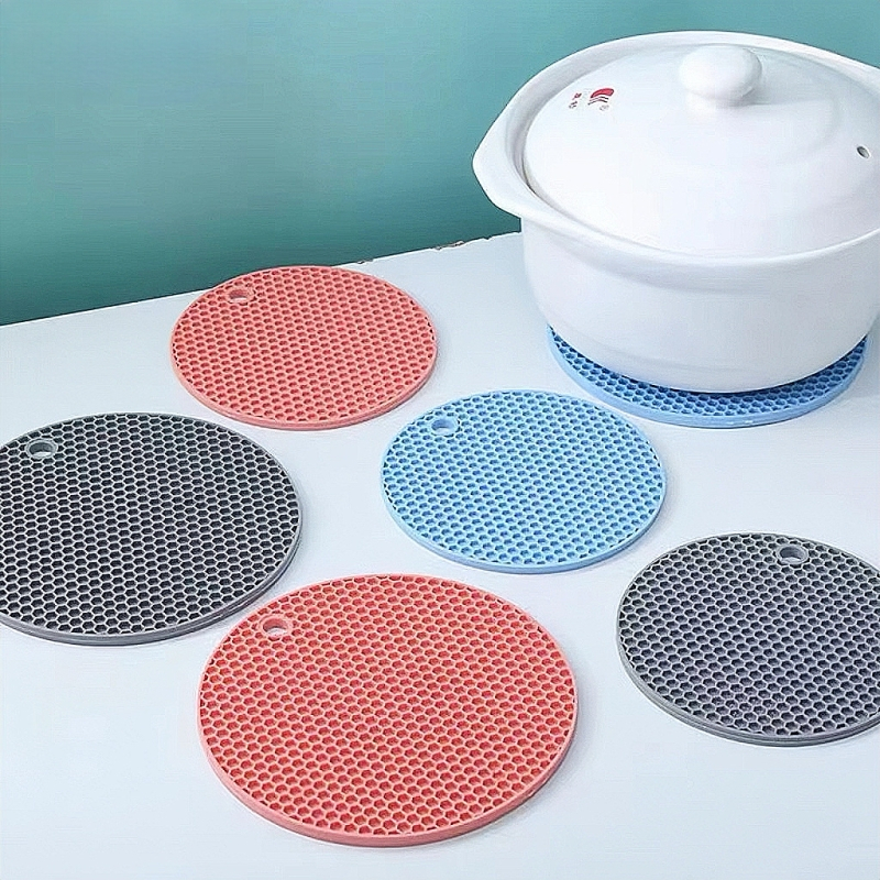 Tvornica veleprodaje okruglih silikonskih saćastih izolacijskih prostirki, protiv opeklina, prostirka za šalice, prostirka za blagovaonski stol, prostirka za pješčanik, visokotemperaturna izolacija saća