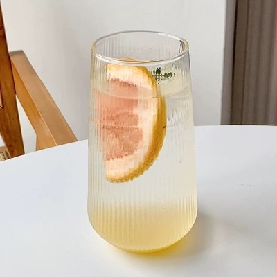 Laos on boorsilikaatklaasist veekruus, kodune hommikusöögimahl, piimakruus, suure mahutavusega vertikaalse mustriga läbipaistev ühekihiline klaasist kruus.