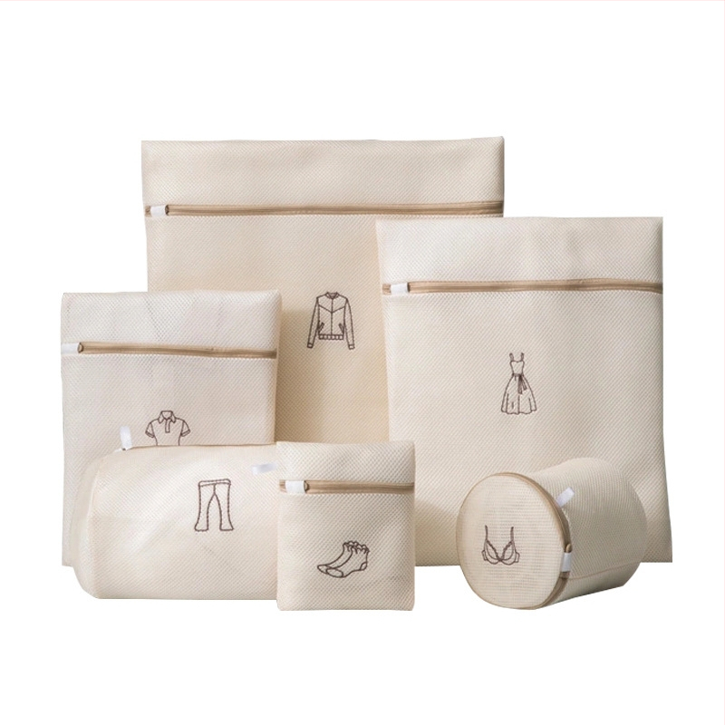 Sumuštinio siuvinėtas skalbinių maišelis. Sustorintas dvigubo sluoksnio liemenėlės skalbimo maišelis, tinkantis skalbti mašina. Specialus deformacinis skalbimo tinklelio maišelis.