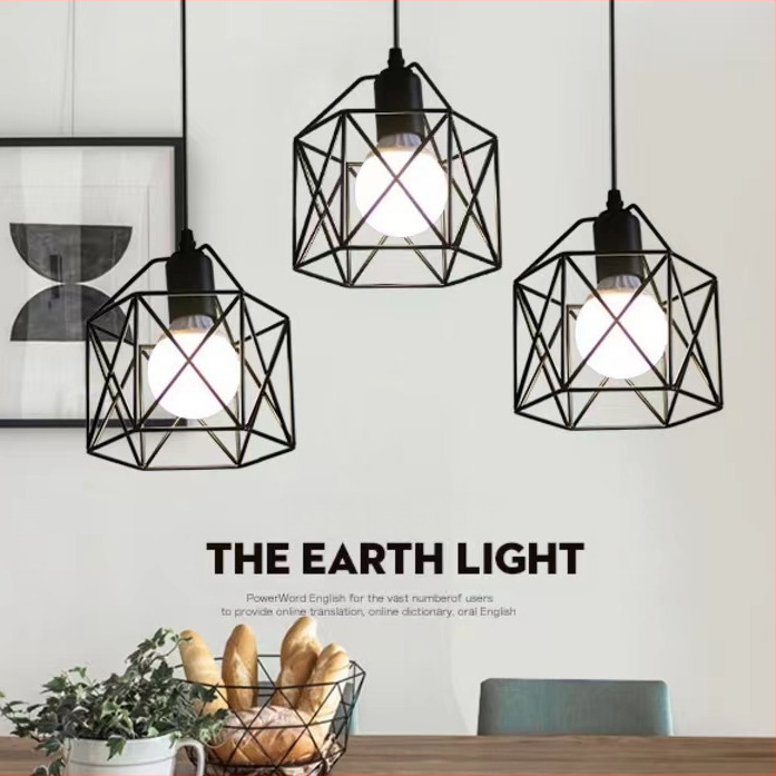 Loominguline isiksus industriaalses stiilis rauast väike linnupuur väike kuusnurkne sisetrepp vahekäigus restorani koridori valgustus laelamp