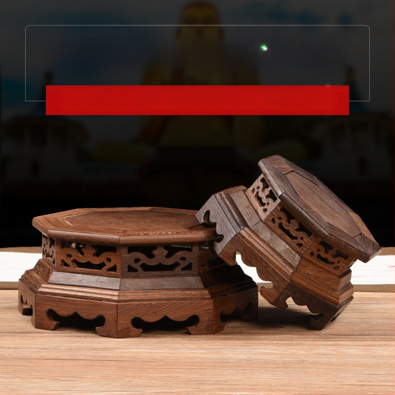 Класическа основа от секвоя, масивна дърворезба, пилешки крилца, шестоъгълни орнаменти, лилава саксия за пясък, порцеланова ваза с каменна глава, статуя на Буда, саксийно растение