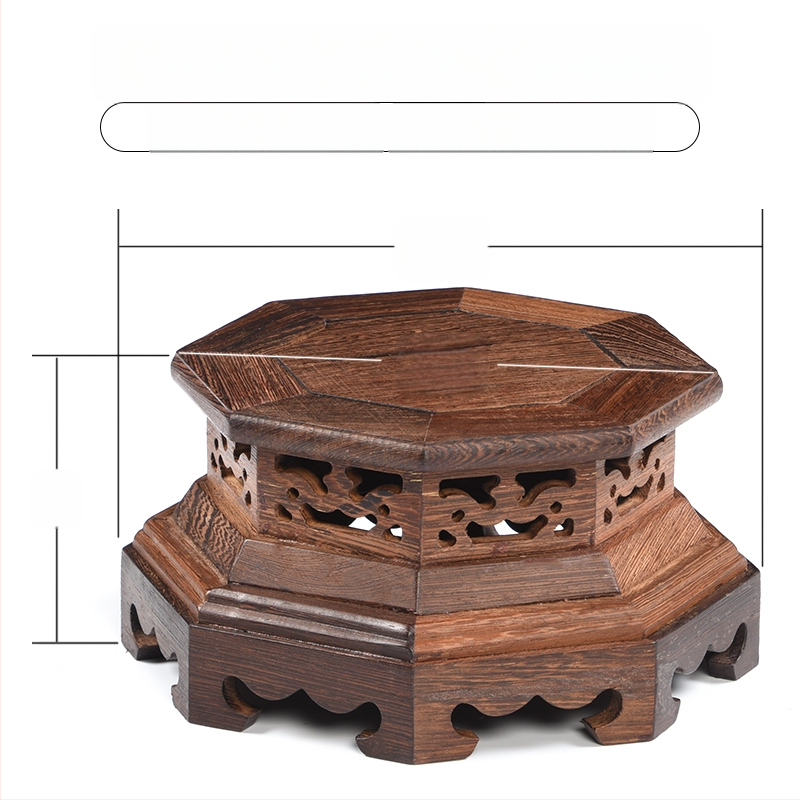 Класическа основа от секвоя, масивна дърворезба, пилешки крилца, шестоъгълни орнаменти, лилава саксия за пясък, порцеланова ваза с каменна глава, статуя на Буда, саксийно растение