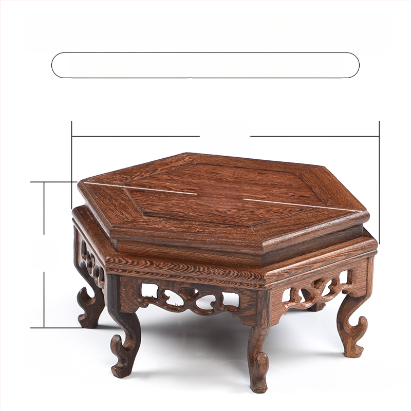 Класическа основа от секвоя, масивна дърворезба, пилешки крилца, шестоъгълни орнаменти, лилава саксия за пясък, порцеланова ваза с каменна глава, статуя на Буда, саксийно растение