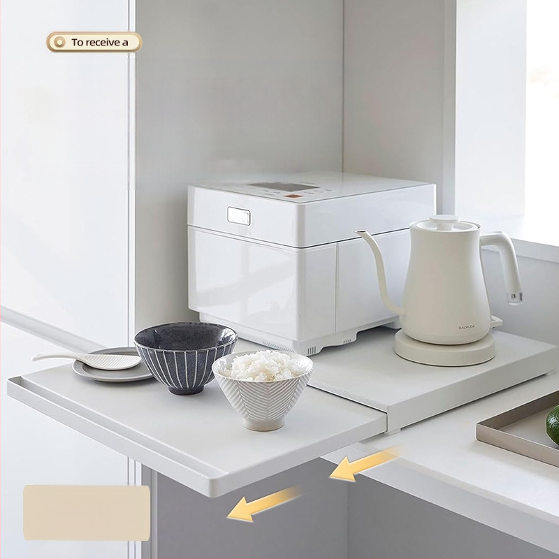 Virtuvės mikrobangų krosnelės laikymo lentynėlė apačioje, ištraukiamas artefaktų stalčius, krepšelis orkaitėje, stumiama pertvara, puodų lentynėlė, dubuo