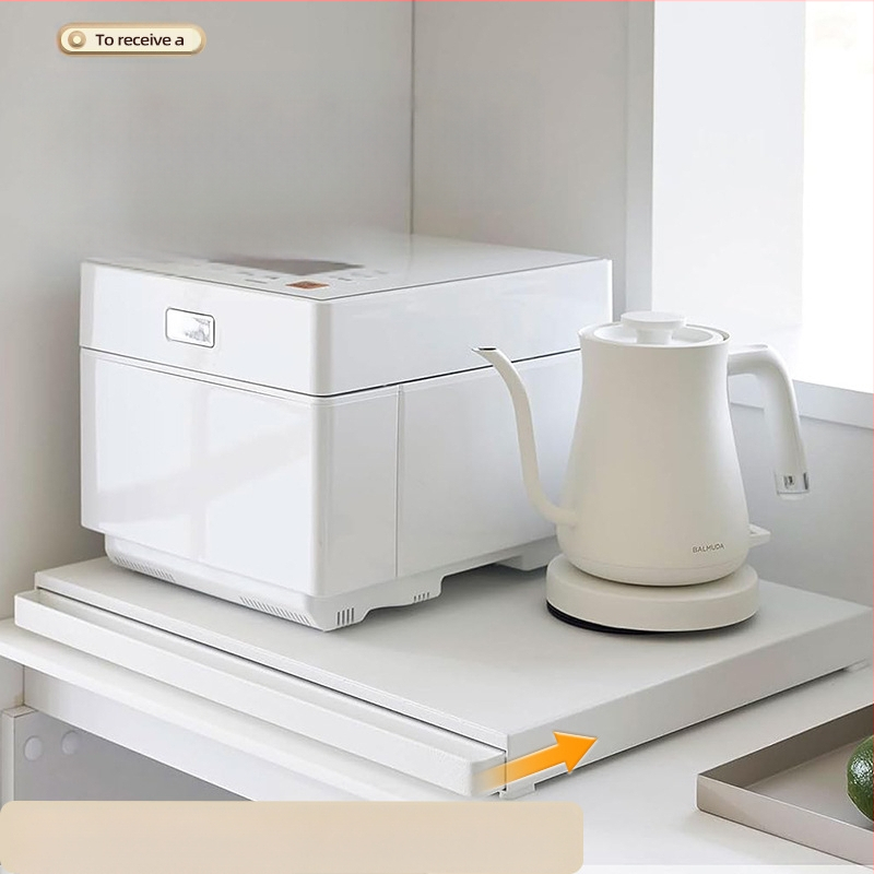 Virtuvės mikrobangų krosnelės laikymo lentynėlė apačioje, ištraukiamas artefaktų stalčius, krepšelis orkaitėje, stumiama pertvara, puodų lentynėlė, dubuo