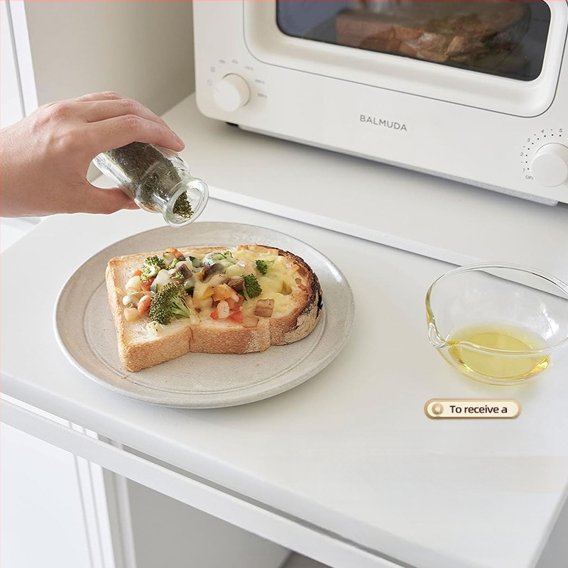 Virtuvės mikrobangų krosnelės laikymo lentynėlė apačioje, ištraukiamas artefaktų stalčius, krepšelis orkaitėje, stumiama pertvara, puodų lentynėlė, dubuo