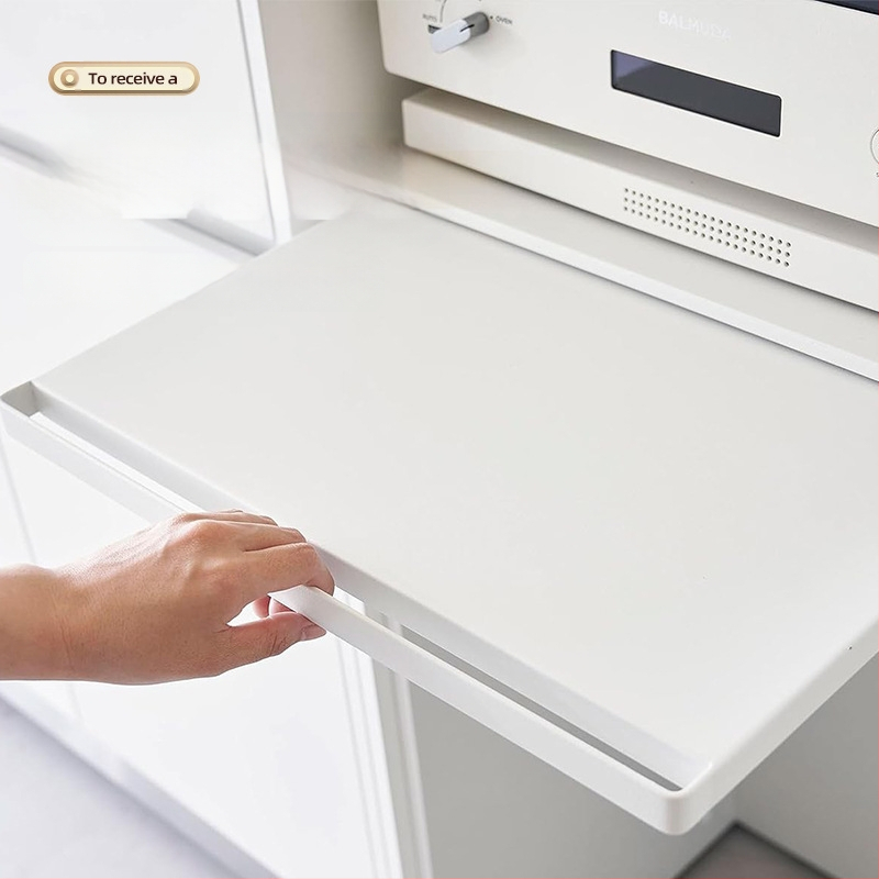 Virtuvės mikrobangų krosnelės laikymo lentynėlė apačioje, ištraukiamas artefaktų stalčius, krepšelis orkaitėje, stumiama pertvara, puodų lentynėlė, dubuo