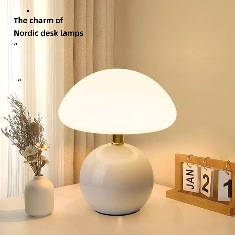 Grybų formos stalinė lempa, kreminio stiliaus, akių apsauga, miegamojo naktinė lempa, paprasta, moderni, šilta, berniukų ir mergaičių kambario atmosfera, maža nakties lempa