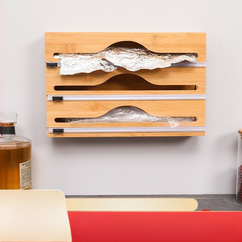 Atsitiktinė prie sienos tvirtinama medinė virtuvės daiktadėžė su paslėptu peiliuku ir plastikine plėvele