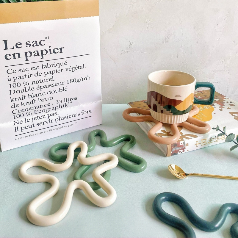 Asümmeetrilised silikoonist isoleeritud alusmatid, kohvialused, kõrge temperatuuriga vastupidavad koduköögikaussi alused, potialusmatid, õhtusöögitaldriku alused