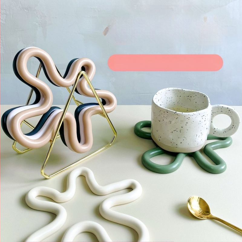 Asümmeetrilised silikoonist isoleeritud alusmatid, kohvialused, kõrge temperatuuriga vastupidavad koduköögikaussi alused, potialusmatid, õhtusöögitaldriku alused