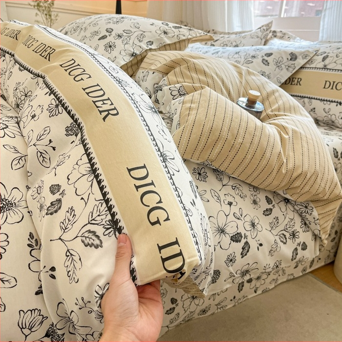 Šviežia 60 medvilnės keturių dalių medvilninė trijų dalių patalynė, nauja „Four Seasons“ didelio tankio paklodė su guma, skirta studentų bendrabučiui.