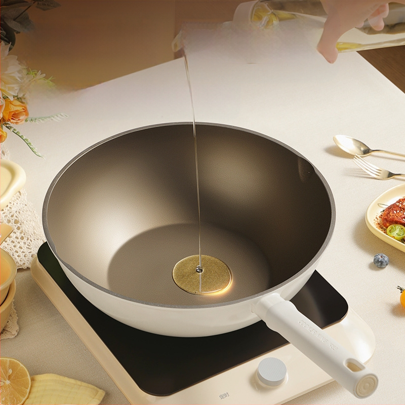 Cooker King Wok-nakkumatu pann toiduvalmistamiseks ja õli kogumiseks, kerge majapidamispann, universaalne, kerge, lameda põhjaga, süvendatud titaanist mittenakkuva panniga