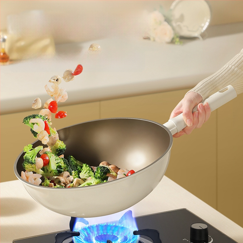 Cooker King Wok-nakkumatu pann toiduvalmistamiseks ja õli kogumiseks, kerge majapidamispann, universaalne, kerge, lameda põhjaga, süvendatud titaanist mittenakkuva panniga