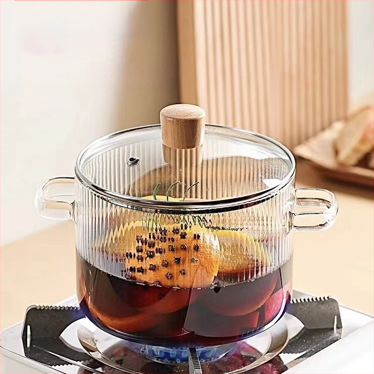 Dryžuotas troškinys su sutirštintu didelės talpos dvigubos rankenos permatomu stikliniu pieno puodu, greitai paruošiamų makaronų dubenėliu, aukštos vertės stikliniu puodu