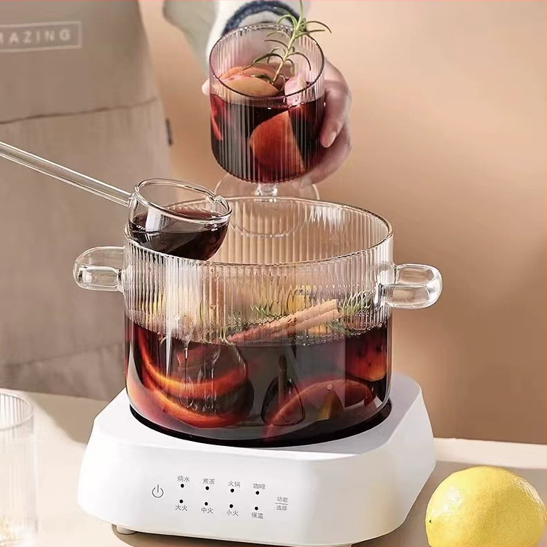 Dryžuotas troškinys su sutirštintu didelės talpos dvigubos rankenos permatomu stikliniu pieno puodu, greitai paruošiamų makaronų dubenėliu, aukštos vertės stikliniu puodu