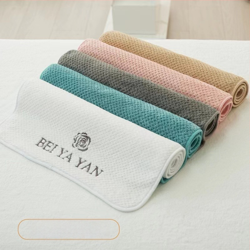 Grožio salono rankšluostis su mikropluošto logotipu, be pūkelių, odos priežiūros galvos apdangalas, trijų dalių rinkinys.