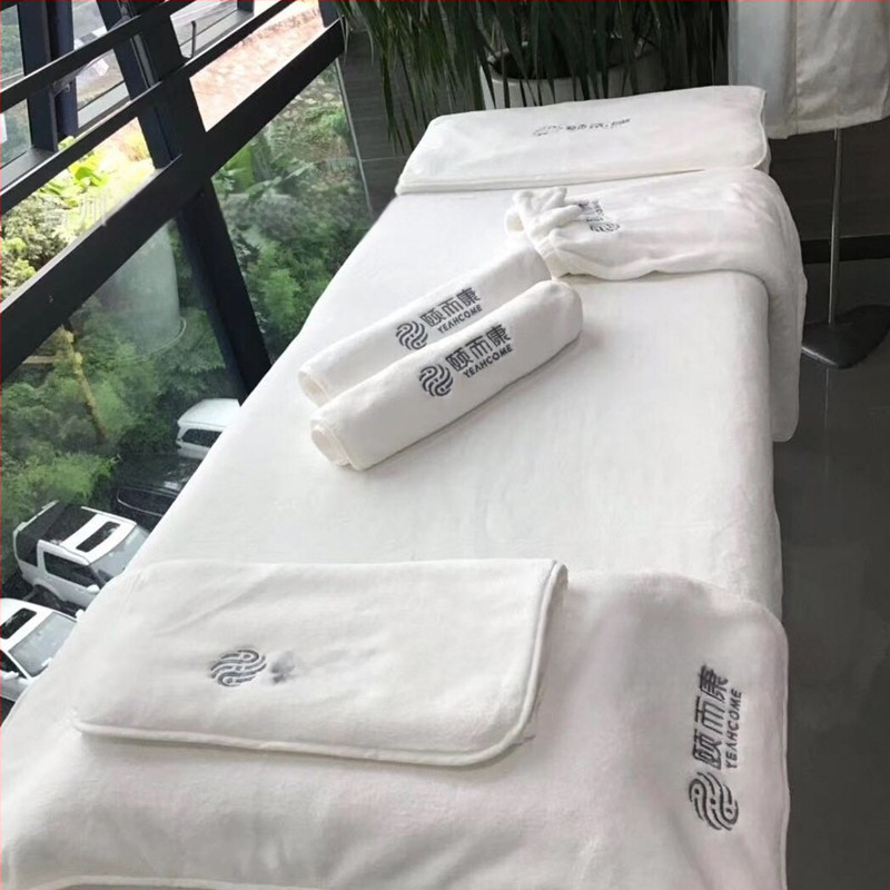 Grožio salono rankšluostis su mikropluošto logotipu, be pūkelių, odos priežiūros galvos apdangalas, trijų dalių rinkinys.