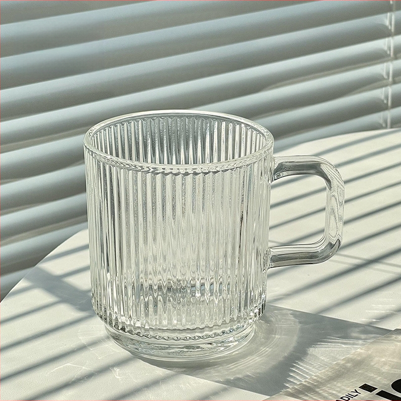 Aukštos kokybės INS stiliaus vertikaliai dryžuotas stiklinis vandens puodelis su dangteliu, nešiojamas pieno kavos puodelis su rankena, skirtas moterų biuro stalui
