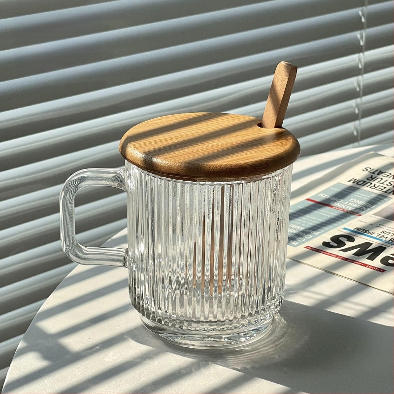 Aukštos kokybės INS stiliaus vertikaliai dryžuotas stiklinis vandens puodelis su dangteliu, nešiojamas pieno kavos puodelis su rankena, skirtas moterų biuro stalui
