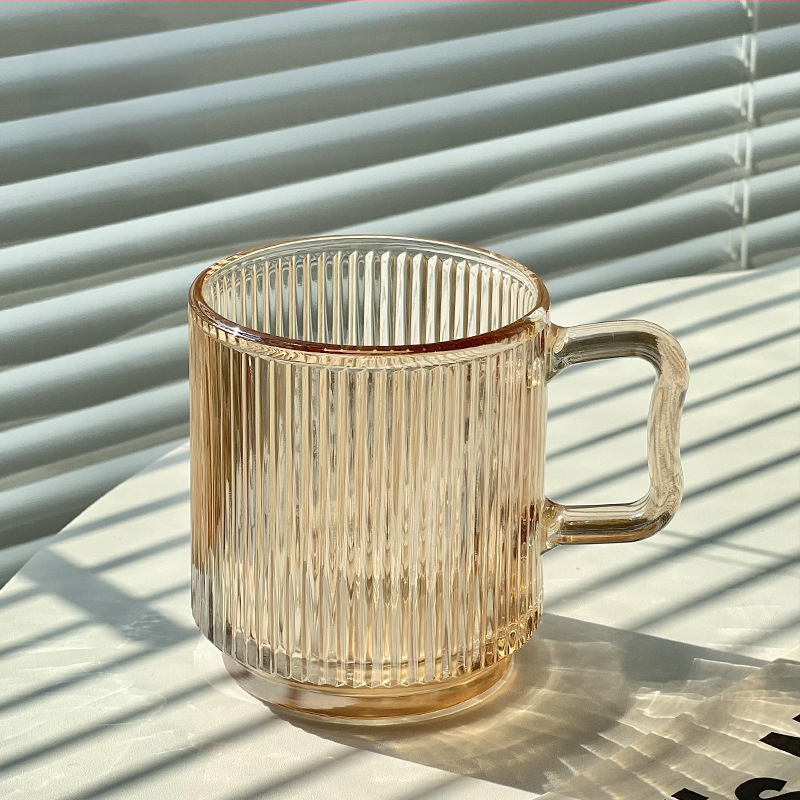 Aukštos kokybės INS stiliaus vertikaliai dryžuotas stiklinis vandens puodelis su dangteliu, nešiojamas pieno kavos puodelis su rankena, skirtas moterų biuro stalui