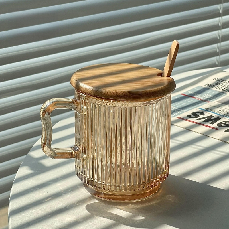 Aukštos kokybės INS stiliaus vertikaliai dryžuotas stiklinis vandens puodelis su dangteliu, nešiojamas pieno kavos puodelis su rankena, skirtas moterų biuro stalui