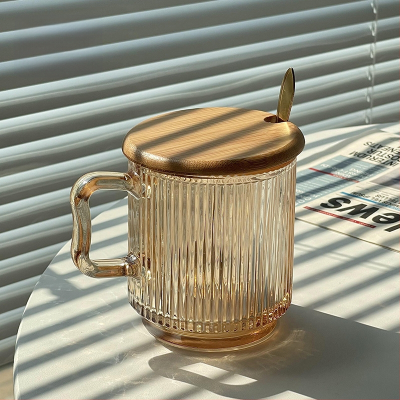 Aukštos kokybės INS stiliaus vertikaliai dryžuotas stiklinis vandens puodelis su dangteliu, nešiojamas pieno kavos puodelis su rankena, skirtas moterų biuro stalui