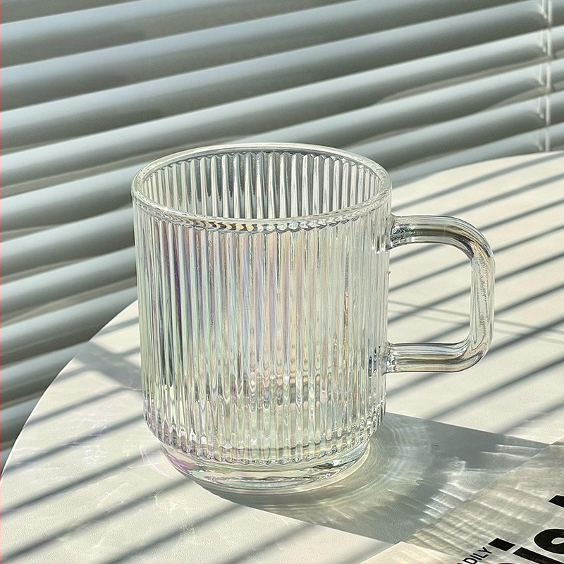 Aukštos kokybės INS stiliaus vertikaliai dryžuotas stiklinis vandens puodelis su dangteliu, nešiojamas pieno kavos puodelis su rankena, skirtas moterų biuro stalui