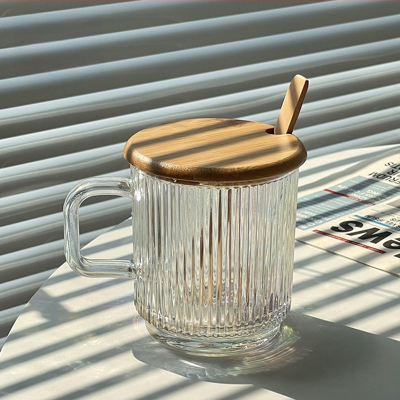 Aukštos kokybės INS stiliaus vertikaliai dryžuotas stiklinis vandens puodelis su dangteliu, nešiojamas pieno kavos puodelis su rankena, skirtas moterų biuro stalui