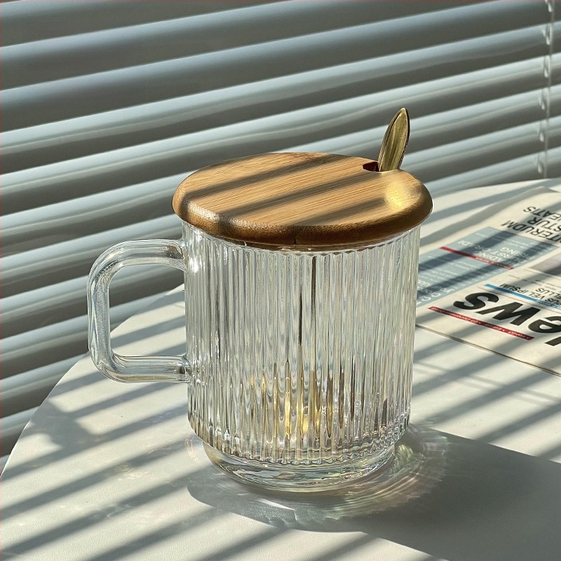 Aukštos kokybės INS stiliaus vertikaliai dryžuotas stiklinis vandens puodelis su dangteliu, nešiojamas pieno kavos puodelis su rankena, skirtas moterų biuro stalui
