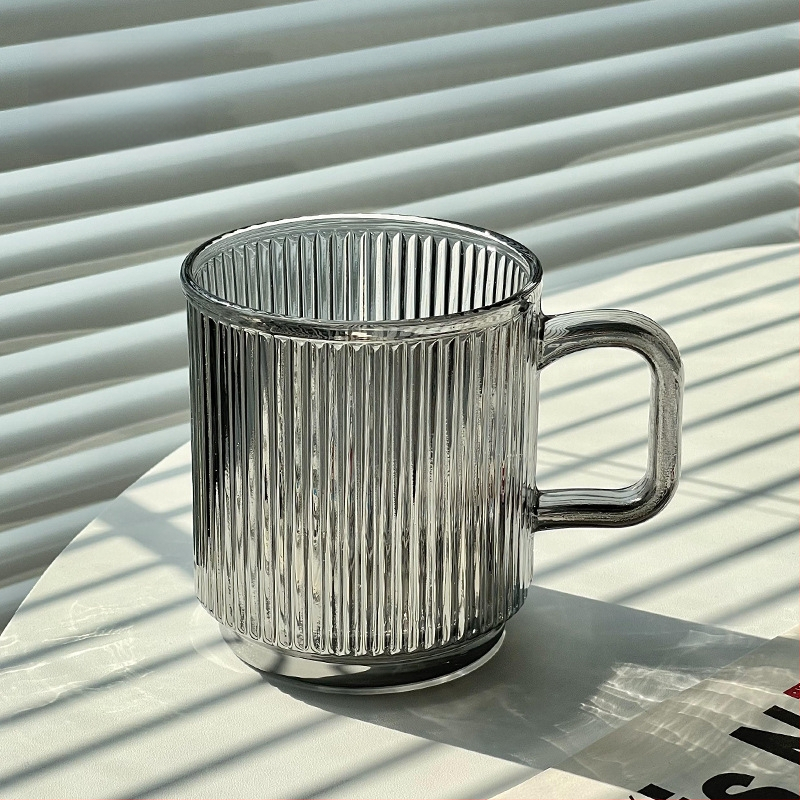 Aukštos kokybės INS stiliaus vertikaliai dryžuotas stiklinis vandens puodelis su dangteliu, nešiojamas pieno kavos puodelis su rankena, skirtas moterų biuro stalui