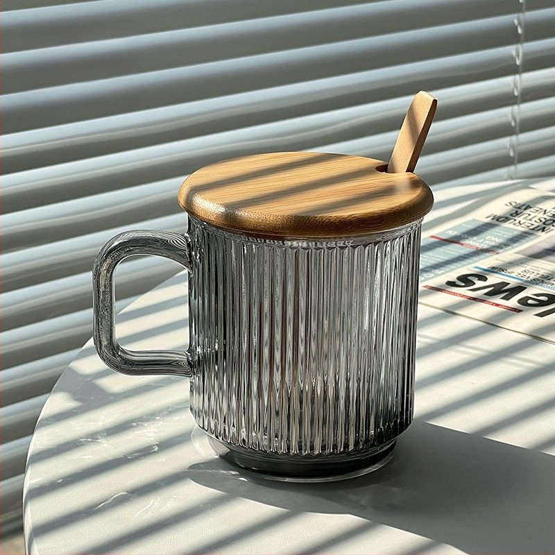 Aukštos kokybės INS stiliaus vertikaliai dryžuotas stiklinis vandens puodelis su dangteliu, nešiojamas pieno kavos puodelis su rankena, skirtas moterų biuro stalui