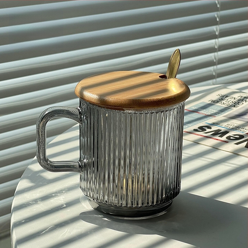 Aukštos kokybės INS stiliaus vertikaliai dryžuotas stiklinis vandens puodelis su dangteliu, nešiojamas pieno kavos puodelis su rankena, skirtas moterų biuro stalui