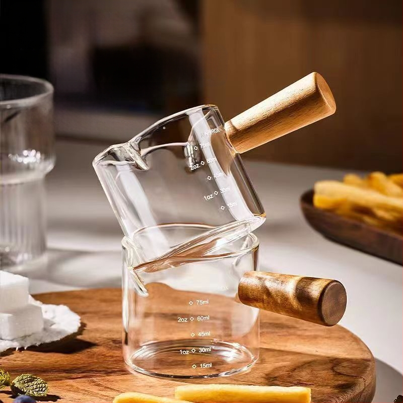 Puidust käepidemega kohvipiimakann, piimakruus, borosilikaatklaasist kohvikruus, kohvimasina ekstraheerimisskaala mõõtekork, piimakruus käepidemega