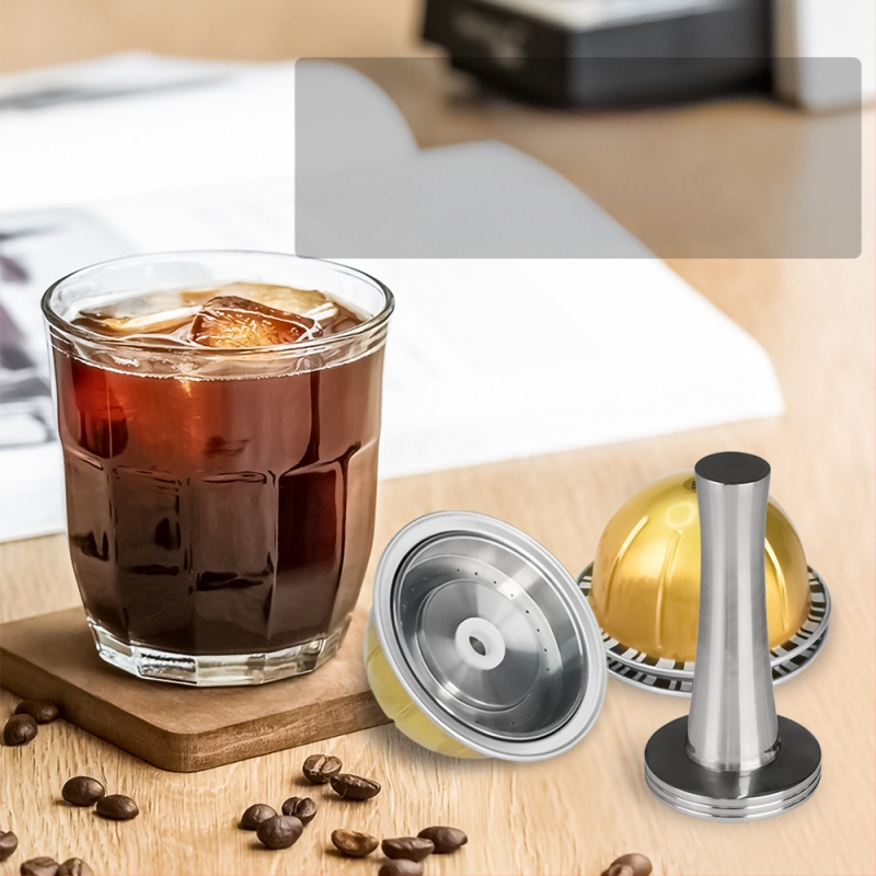 Suderinama su „Nespresso Vertuo“ nerūdijančio plieno kavos kapsule. „Pasidaryk pats“ perdirbamas kavos kapsulės korpusas.