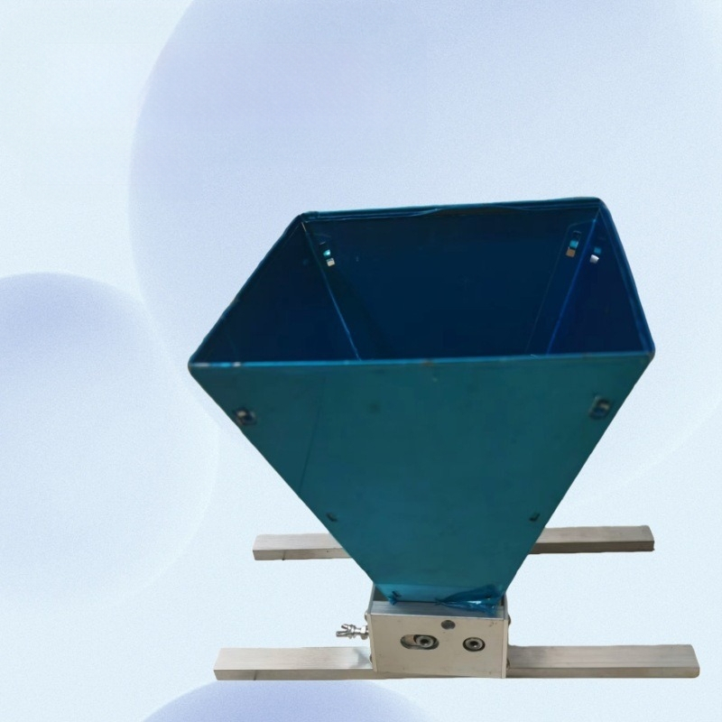 222. Paleistas naujas modelis. Rankomis alkūniniu voleliu valdomas anglinio plieno krumpliaratis. Kukurūzų malūnas. Daugiagrūdis trupintuvas. Salyklo trupintuvas.