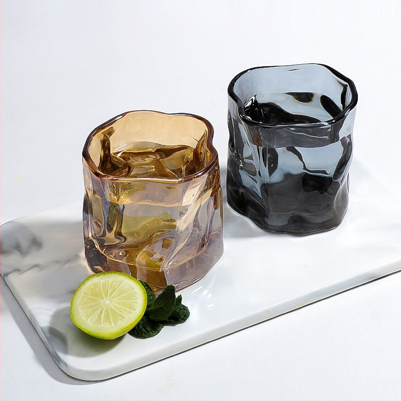 Ebakorrapärane klaasist tass, keerdtass, viski külma veega klaas, puuviljaveini tass, välismaine veini šampanjaklaas, loominguline veiniklaas