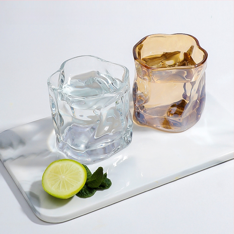 Ebakorrapärane klaasist tass, keerdtass, viski külma veega klaas, puuviljaveini tass, välismaine veini šampanjaklaas, loominguline veiniklaas