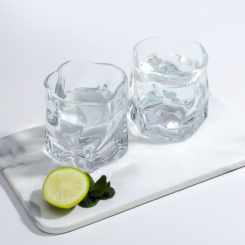 Ebakorrapärane klaasist tass, keerdtass, viski külma veega klaas, puuviljaveini tass, välismaine veini šampanjaklaas, loominguline veiniklaas