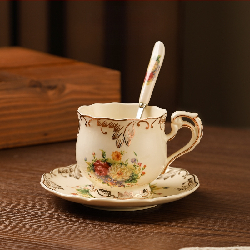 Europietiško stiliaus kavos puodelis, tinkantis mažam prabangiam buitiniam popietės arbatos puodeliui, aukštos kokybės keraminis kavos puodelis ir lėkštutė