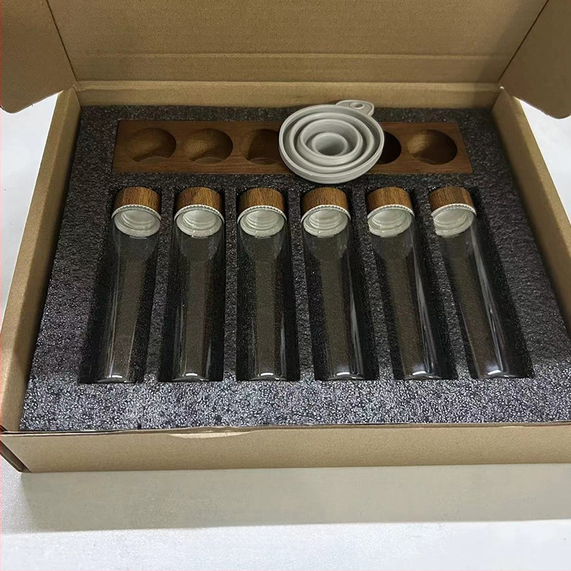 Kohvioad pakend katseklaas klaasist pähklipuust vitriin ühe toruga hoiustamiskoha kohvikomplekt suletud purgi lõhnapudel