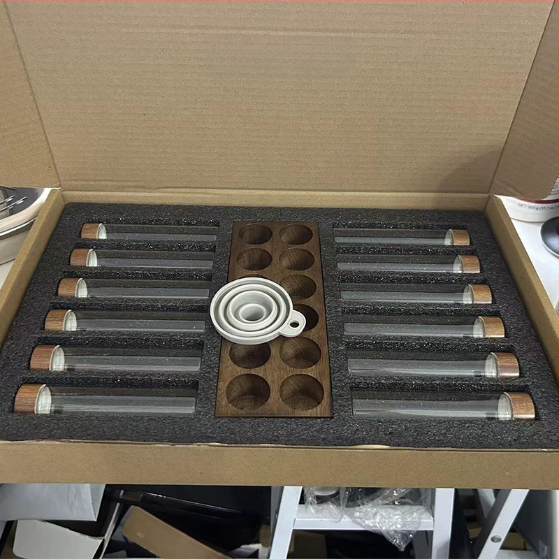 Kohvioad pakend katseklaas klaasist pähklipuust vitriin ühe toruga hoiustamiskoha kohvikomplekt suletud purgi lõhnapudel