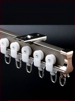 Užuolaidų bėgių skriemulys, viršuje montuojamas kablio tipo šone montuojamas lenktas bėgelis, įlankos langas su aliuminio lydiniu, dvigubo bėgelio slydimo nutildymo kreipiančioji bėgelė