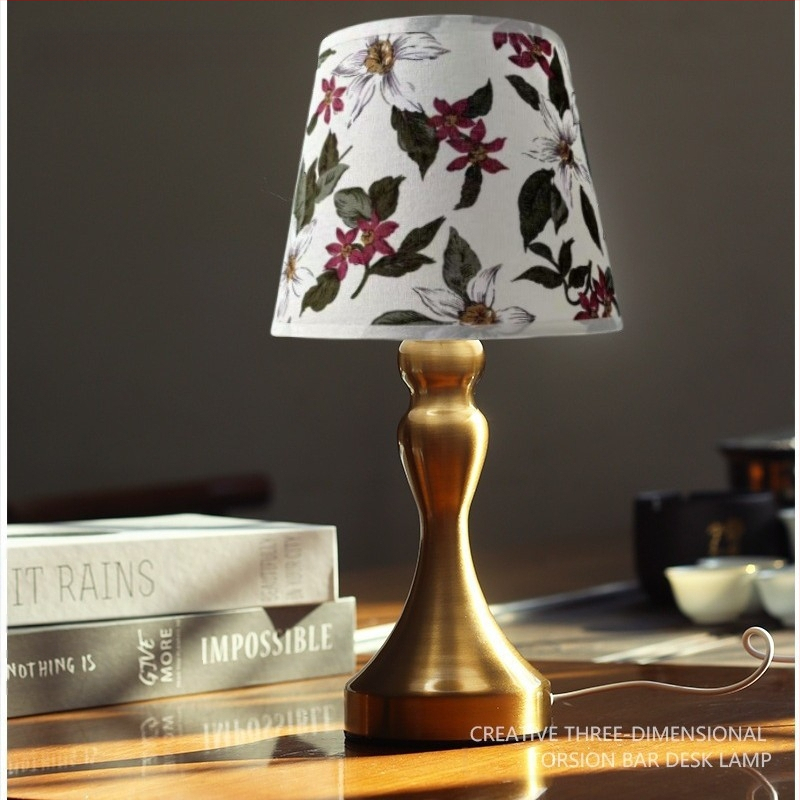 Piiriülesed plahvatused, kangast laualamp, metalljalg, USB-liides, kolmevärviline reguleeritav magamistoa ja elutoa atmosfäärivalgustusega laualamp