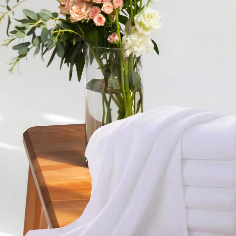 Vienkartiniai balti rankšluosčiai viešbučio vonios ir pedikiūro viešbučiui „Tangquan B&b Warp“ mikropluošto balti rankšluosčiai nepūkuoja